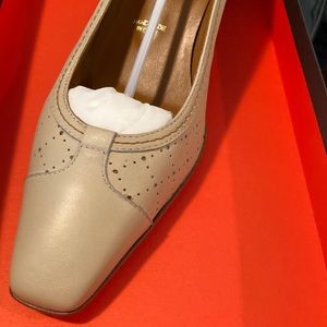 Bruno Magli mid heels size slip on pumps 9C Beige